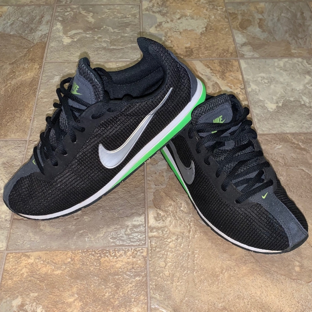 NIKE Women's Running Athletic Shoes Retro Lightweight Black Green Size 7